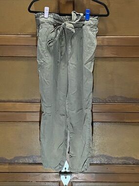 Sneak Peek Women's Cropped Pants - Olive